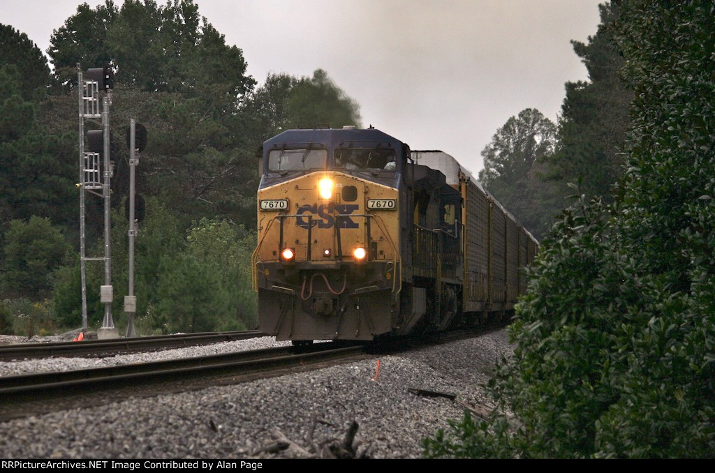 CSX C40-8Ws 7670 and 7618 haul autoracks past the signals